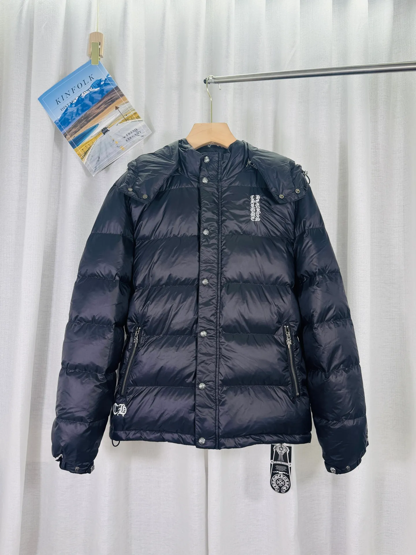 P800 top version 🐮 Real shot without P, ​​different from market products] Chrome Hearts ❄️ Winter environmentally friendly down jacket series ❄️ Chrome Hearts dark pattern series hooded down jacket is available at the counter at the same time ❤ The hood is detachable! The hat is removable and can be worn on both sides. The best Guangzhou national standard 90 velvet on the market! ! The world’s highest fluffiness of 900D! ! High standard and sufficient down filling! ! Exterior windproof and waterproof dark-grain custom fabric, interior high-grade dark-grain lining fabric to prevent lint, original hardware molding, fine craftsmanship details, casual or formal wear ✨ Slim-fitting and not bulky Recommended color: Customized matte black series Code numbers: S, M, L, XL